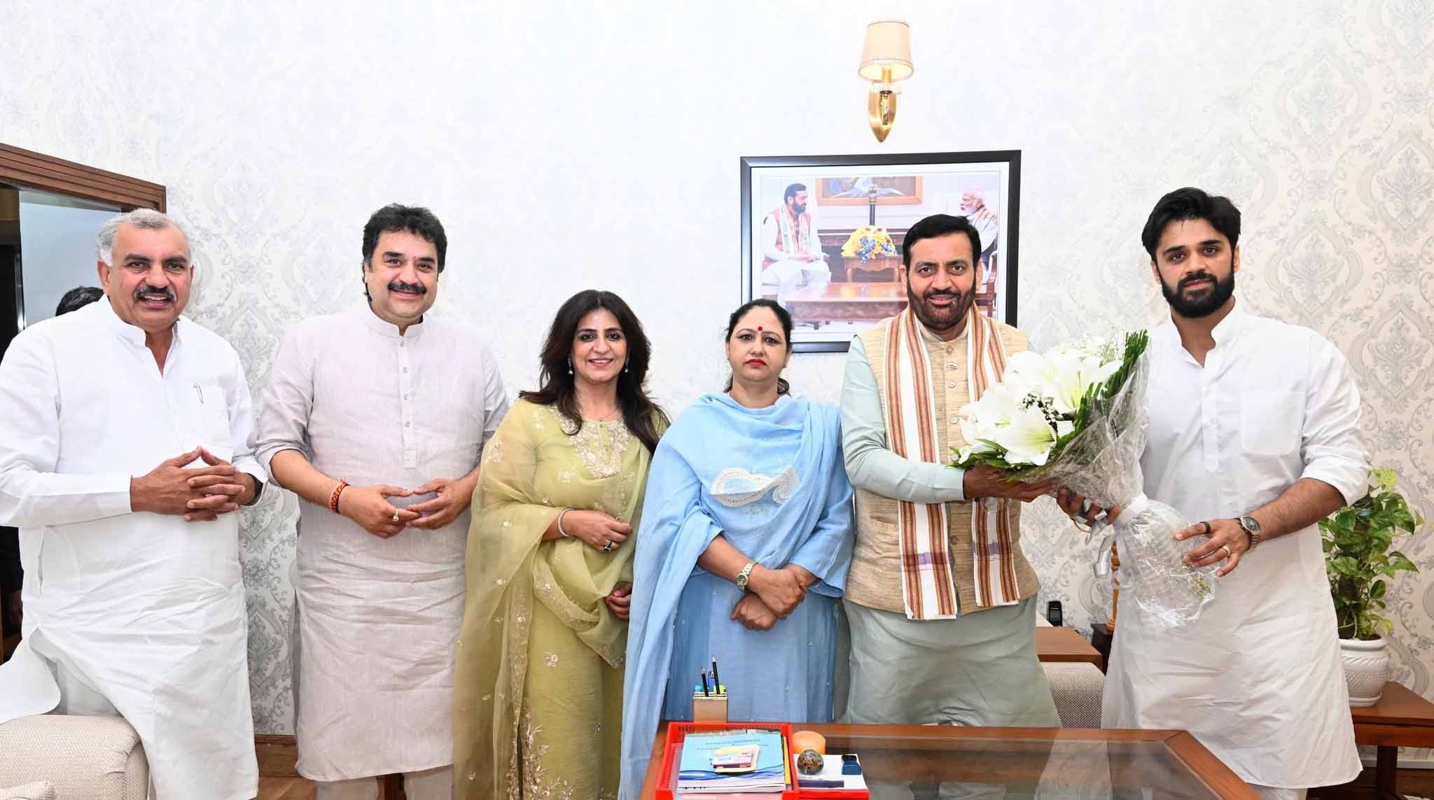 हरियाणा राजनीति में बढ़ी नजदीकियां, सीएम आवास पर बिश्नोई परिवार के साथ डिनर