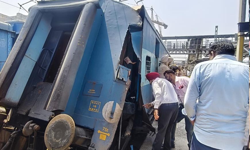 कटरा जा रही स्पेशल ट्रेन में तकनीकी खामी, लुधियाना में अलग हुई बोगी, बड़ा हादसा टला कटरा जा रही स्पेशल ट्रेन में तकनीकी खामी, लुधियाना में अलग हुई बोगी, बड़ा हादसा टला
