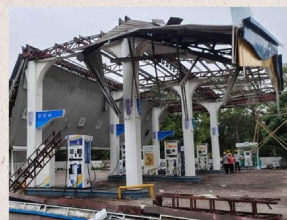 100 किमी/घंटा की हवाओं ने मचाई तबाही, बरेली में बिजली-पानी सप्लाई ठप 100 किमी/घंटा की हवाओं ने मचाई तबाही, बरेली में बिजली-पानी सप्लाई ठप