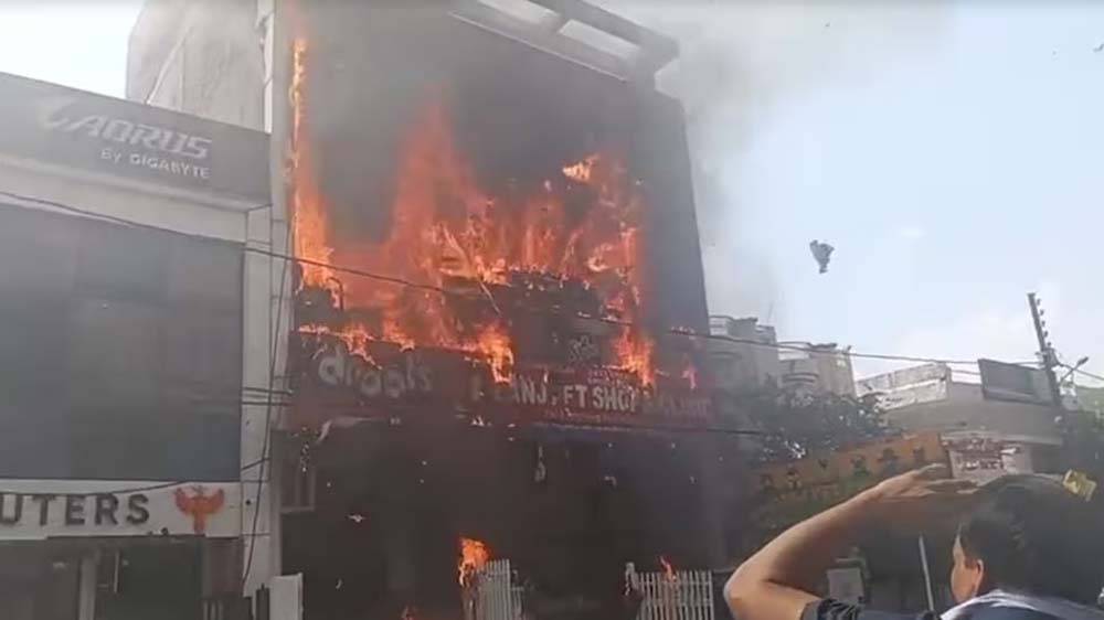 पुरनिया अग्निकांड: गेमिंग जोन वाली इमारत में आग से 14 की मौत, जांच के आदेश पुरनिया अग्निकांड: गेमिंग जोन वाली इमारत में आग से 14 की मौत, जांच के आदेश