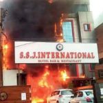 अलीगंज के पुरनिया इलाके में आग से हड़कंप, कई लोगों के फंसे होने की आशंका अलीगंज के पुरनिया इलाके में आग से हड़कंप, कई लोगों के फंसे होने की आशंका