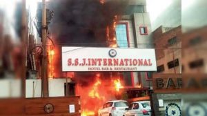 अलीगंज के पुरनिया इलाके में आग से हड़कंप, कई लोगों के फंसे होने की आशंका अलीगंज के पुरनिया इलाके में आग से हड़कंप, कई लोगों के फंसे होने की आशंका