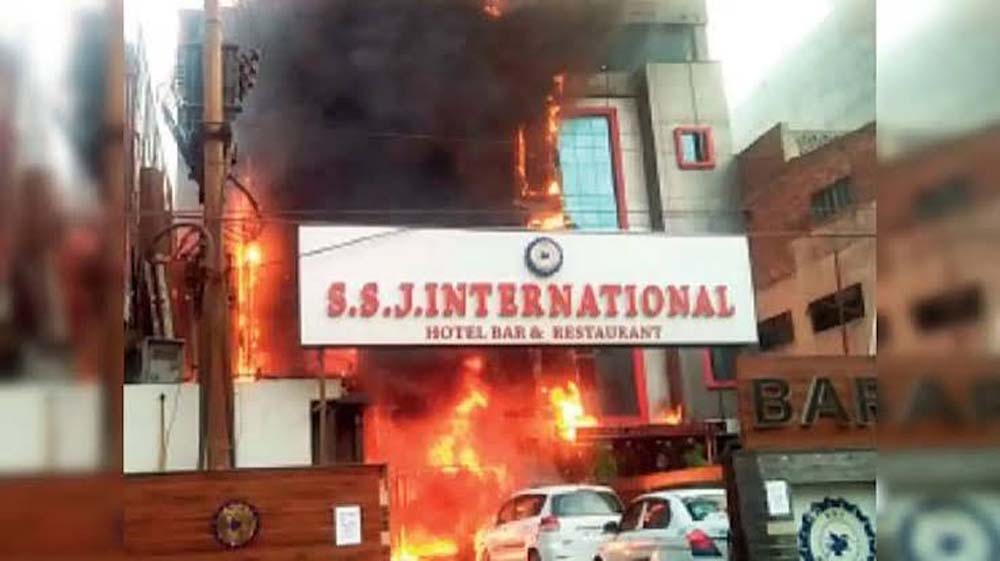 अलीगंज के पुरनिया इलाके में आग से हड़कंप, कई लोगों के फंसे होने की आशंका