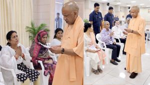 बूढ़ी मां संग आई बेटी ने बीटेक की पढ़ाई करने के लिए लगाई गुहार, मुख्यमंत्री ने किया आश्वस्त बूढ़ी मां संग आई बेटी ने बीटेक की पढ़ाई करने के लिए लगाई गुहार, मुख्यमंत्री ने किया आश्वस्त