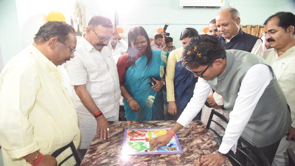 वित्त मंत्री ओ.पी. चौधरी ने किया शुभारंभ, वरिष्ठ नागरिकों के साथ खेली कैरम-लूडो