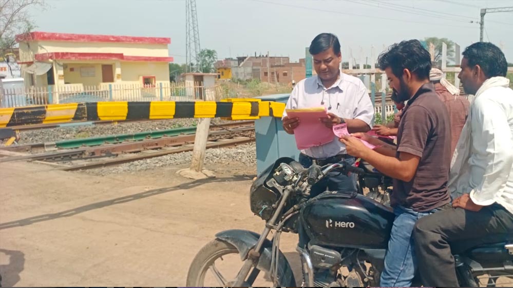 अंतर्राष्ट्रीय समपार फाटक जागरूकता सप्ताह के तीसरे दिन भोपाल मंडल में सुरक्षा जागरूकता अभियान रहा जारी अंतर्राष्ट्रीय समपार फाटक जागरूकता सप्ताह के तीसरे दिन भोपाल मंडल में सुरक्षा जागरूकता अभियान रहा जारी