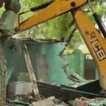 लोनी में प्रशासन का बुलडोजर ऐक्शन: 70 लाख की सरकारी जमीन से हटाया गया अतिक्रमण