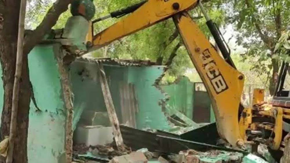 लोनी में प्रशासन का बुलडोजर ऐक्शन: 70 लाख की सरकारी जमीन से हटाया गया अतिक्रमण