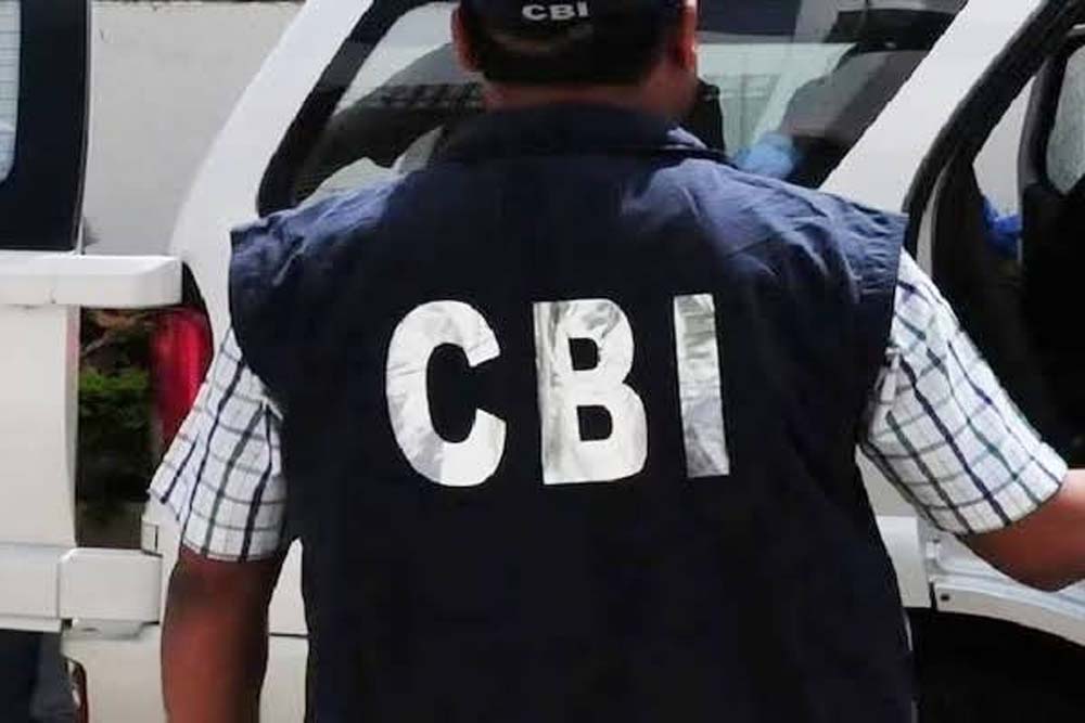 1.25 करोड़ रुपये के SBI घोटाले का आरोपी नेपाल से लौटकर छिपा था, CBI ने दबोचा