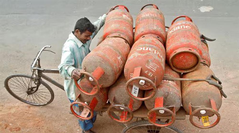 LPG उपभोक्ताओं के लिए बड़ा अपडेट! उज्ज्वला योजना में बदले नियम, करोड़ों लाभार्थियों की बढ़ी चिंता LPG उपभोक्ताओं के लिए बड़ा अपडेट! उज्ज्वला योजना में बदले नियम, करोड़ों लाभार्थियों की बढ़ी चिंता