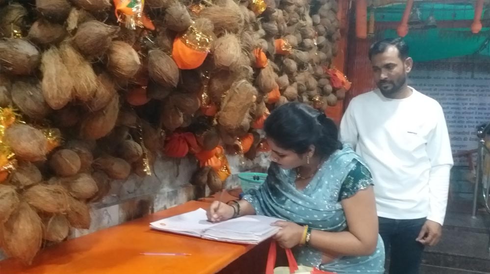 केसरी हनुमान मंदिर पर प्रशासन की कार्रवाई, तिलक मार्केट में आस्था बनाम सुरक्षा का मुद्दा गरमाया केसरी हनुमान मंदिर पर प्रशासन की कार्रवाई, तिलक मार्केट में आस्था बनाम सुरक्षा का मुद्दा गरमाया