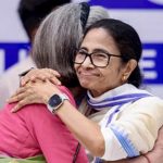 एक मंच पर साथ, मैदान में आमने-सामने! कांग्रेस और ममता के रिश्तों पर उठे सवाल एक मंच पर साथ, मैदान में आमने-सामने! कांग्रेस और ममता के रिश्तों पर उठे सवाल