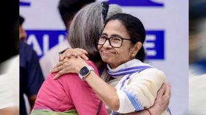 एक मंच पर साथ, मैदान में आमने-सामने! कांग्रेस और ममता के रिश्तों पर उठे सवाल एक मंच पर साथ, मैदान में आमने-सामने! कांग्रेस और ममता के रिश्तों पर उठे सवाल