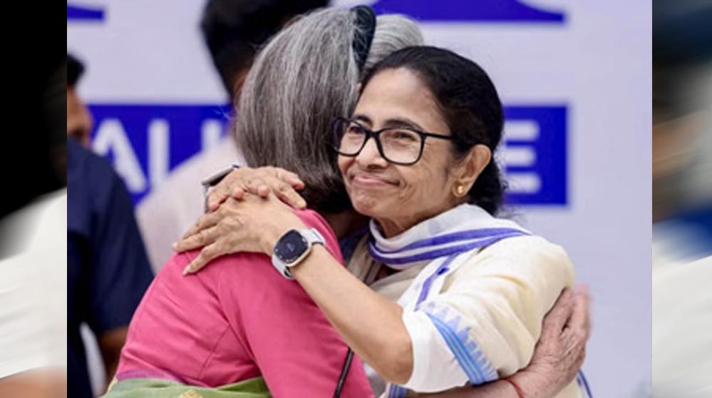 एक मंच पर साथ, मैदान में आमने-सामने! कांग्रेस और ममता के रिश्तों पर उठे सवाल एक मंच पर साथ, मैदान में आमने-सामने! कांग्रेस और ममता के रिश्तों पर उठे सवाल