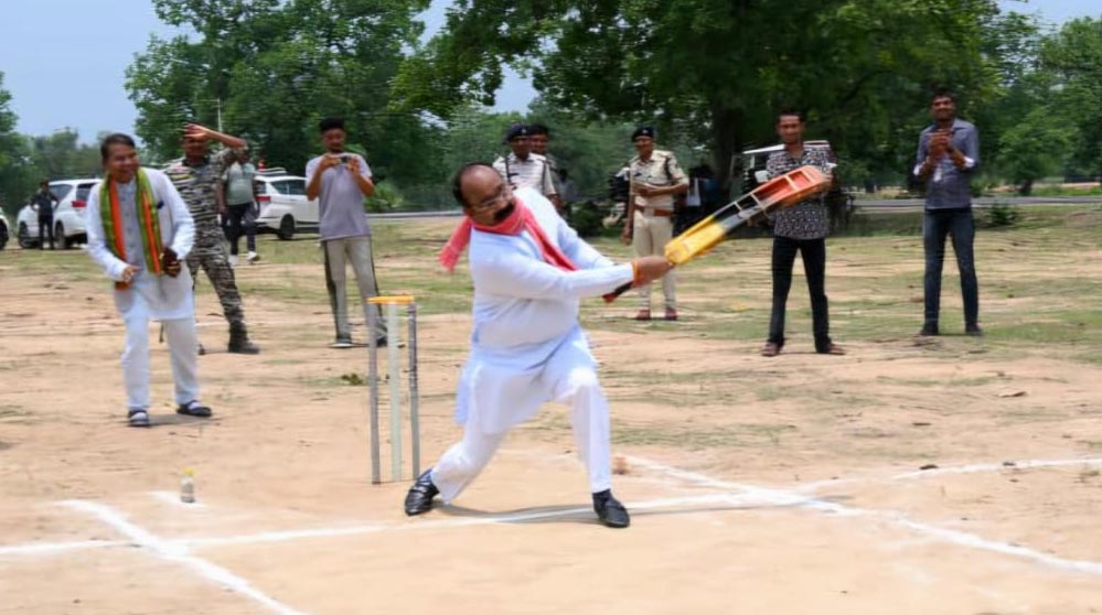 वनांचल में गूंजा क्रिकेट का रोमांच, अरुण साव ने मैदान में दिखाया बल्लेबाजी का अंदाज वनांचल में गूंजा क्रिकेट का रोमांच, अरुण साव ने मैदान में दिखाया बल्लेबाजी का अंदाज