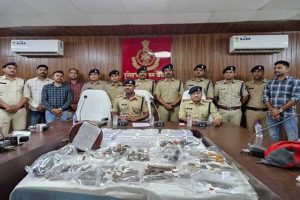 विगत 15 दिनों में कुल 87 अवैध हथियार, 23 धारदार हथियार, कारतूस एवं हथियार निर्माण उपकरण जब्त विगत 15 दिनों में कुल 87 अवैध हथियार, 23 धारदार हथियार, कारतूस एवं हथियार निर्माण उपकरण जब्त