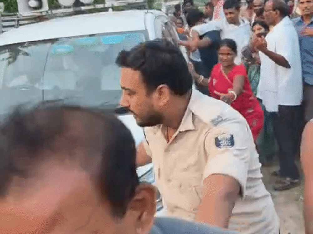 बड़ी पुलिस कार्रवाई! मंत्री काफिला हमला मामले में मुख्य साजिशकर्ता समेत 7 आरोपी गिरफ्तार बड़ी पुलिस कार्रवाई! मंत्री काफिला हमला मामले में मुख्य साजिशकर्ता समेत 7 आरोपी गिरफ्तार