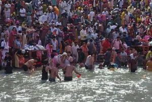 आर्द्रा स्नान पर बक्सर के घाटों पर जुटे 20 हजार श्रद्धालु, गंगा स्नान के लिए उमड़ी भीड़