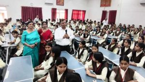 जनसुनवाई में छात्रा ने रखी परिवार की पीड़ा, पुनर्वास और मुआवजे को लेकर उठाए सवाल जनसुनवाई में छात्रा ने रखी परिवार की पीड़ा, पुनर्वास और मुआवजे को लेकर उठाए सवाल