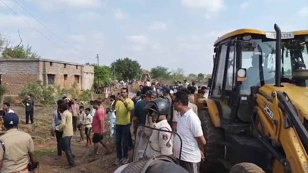 रायपुर में बेदखली अभियान पर बवाल, पुलिस की मौजूदगी में कार्रवाई, ग्रामीणों का विरोध