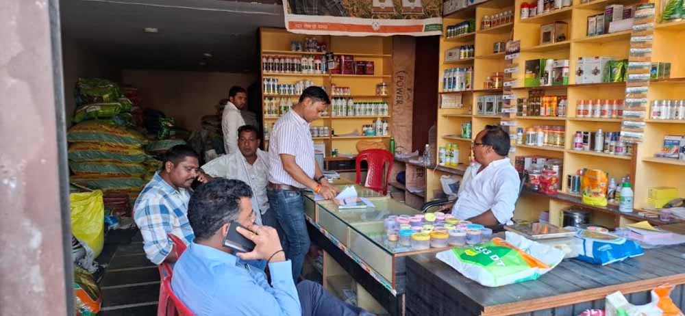 कृषि विभाग की सख्ती, खाद की 1500 बोरियां जब्त, दो दुकानों पर गिरी गाज कृषि विभाग की सख्ती, खाद की 1500 बोरियां जब्त, दो दुकानों पर गिरी गाज