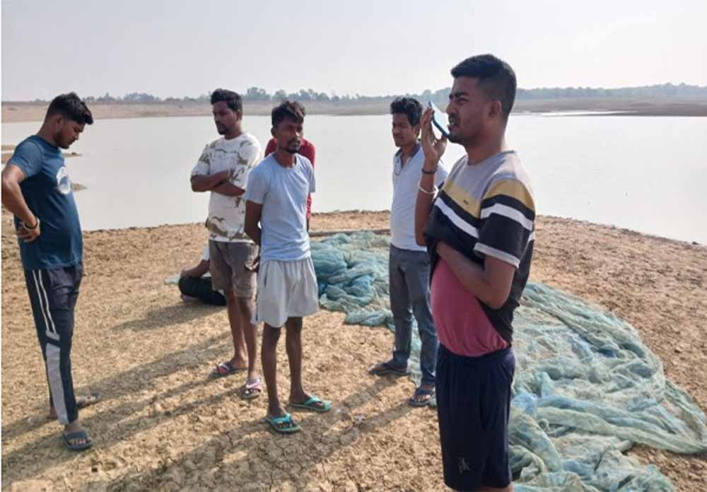 छत्तीसगढ़ के बांध में नाव हादसा, 9 लोग थे सवार; 3 ग्रामीणों की तलाश में जुटी टीमें छत्तीसगढ़ के बांध में नाव हादसा, 9 लोग थे सवार; 3 ग्रामीणों की तलाश में जुटी टीमें