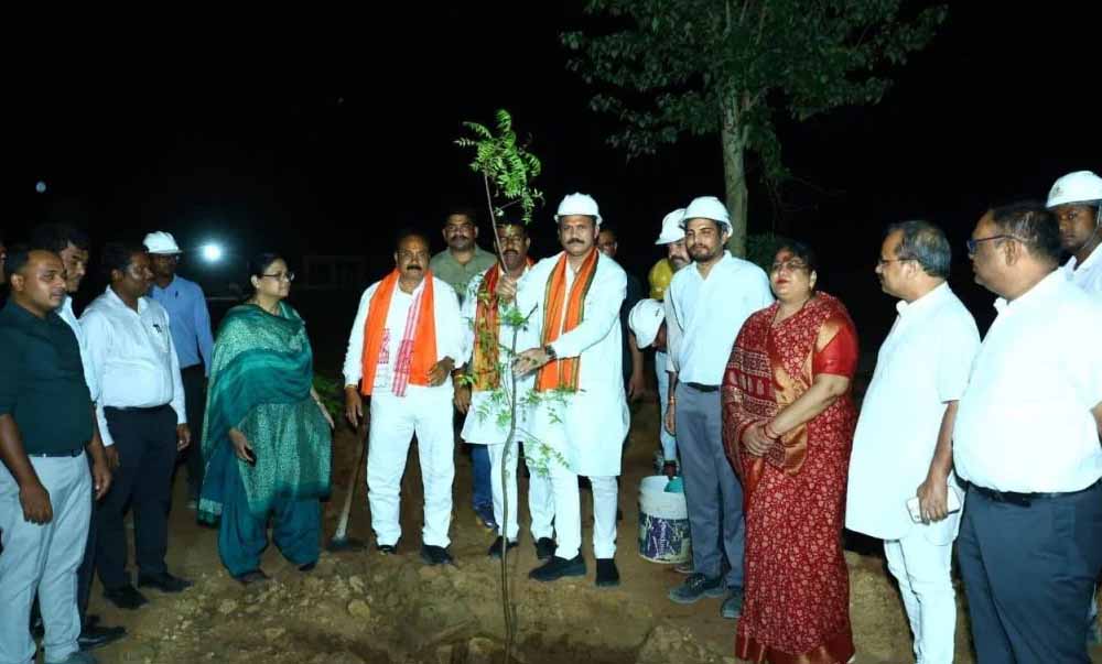 मेडिकल कॉलेज निर्माण कार्य का स्वास्थ्य मंत्री जायसवाल ने लिया जायजा, अधिकारियों को गुणवत्ता पर बरतने को कहा सख्ती