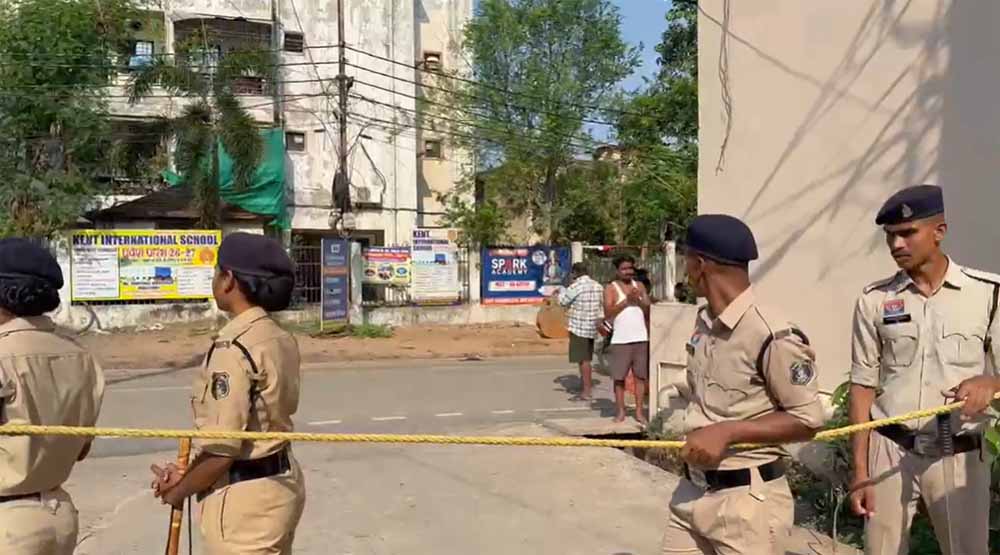 सेंट पॉल स्कूल परिसर पर प्रशासन की कार्रवाई, सामुदायिक भवन के नाम पर बन रहे चर्च पर चला बुलडोजर