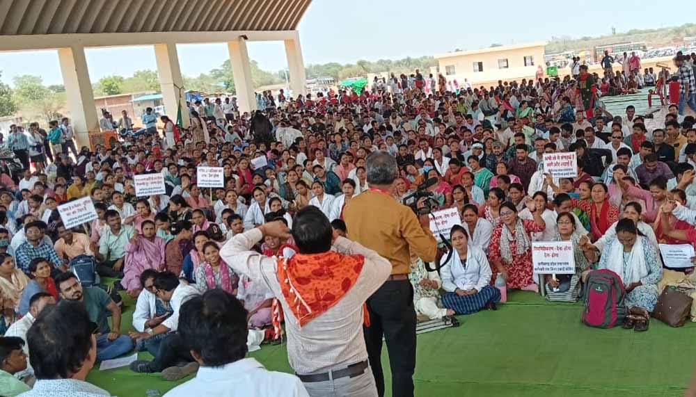 हाईकोर्ट ने तबादला मामले में दखल से किया इंकार, संविदा कर्मियों को नहीं मिली राहत