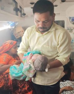 संजीवनी एम्बुलेंस बनी प्रसूति कक्ष, चलते वाहन में हुआ शिशु का जन्म