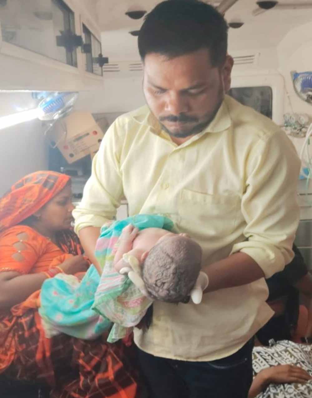संजीवनी एम्बुलेंस बनी प्रसूति कक्ष, चलते वाहन में हुआ शिशु का जन्म संजीवनी एम्बुलेंस बनी प्रसूति कक्ष, चलते वाहन में हुआ शिशु का जन्म