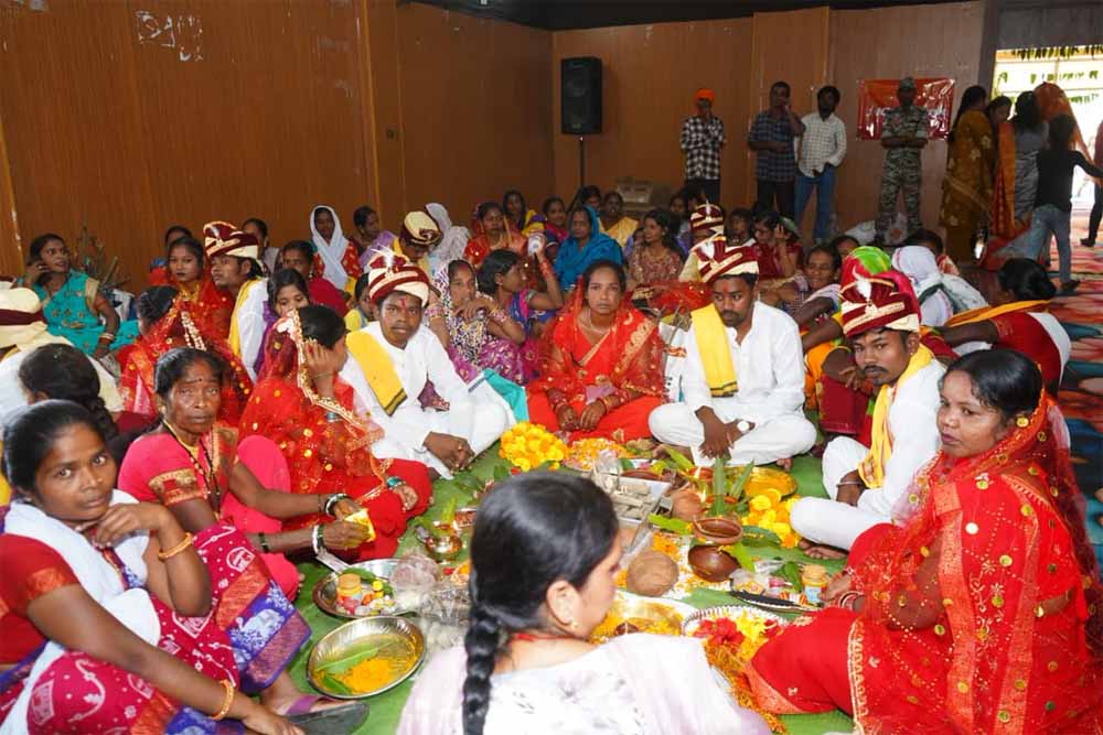 सामूहिक विवाह से सामाजिक बदलाव की मिसाल बना जगदलपुर, 17 जोड़े परिणय सूत्र में बंधे सामूहिक विवाह से सामाजिक बदलाव की मिसाल बना जगदलपुर, 17 जोड़े परिणय सूत्र में बंधे