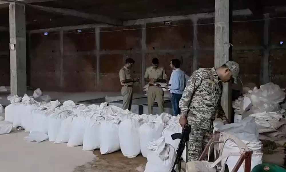 गोदाम में डिटर्जेंट नहीं, बन रहा था गुटखा! छापेमारी के बाद फरार किराएदार की तलाश