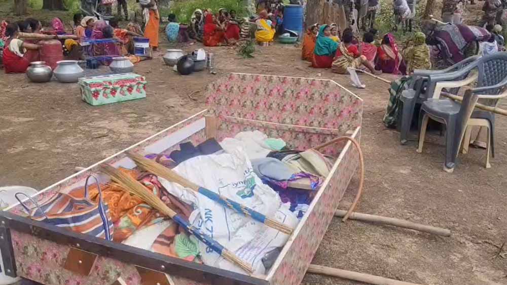 छत्तीसगढ़ के नारायणपुर में धर्मांतरित परिवारों का विरोध, गांव छोड़ने का दबाव; सामान बाहर फेंका