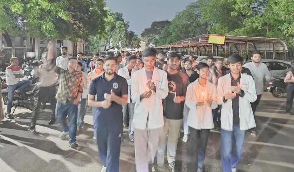 स्टाइपेंड बढ़ाने की मांग को लेकर सड़क पर उतरे डॉक्टर, रायपुर में निकाला कैंडल मार्च