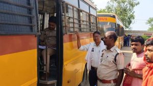 51 स्कूल बसों की जांच, 5 नियमों का उल्लंघन करती मिलीं; कार्रवाई कर काटे चालान 51 स्कूल बसों की जांच, 5 नियमों का उल्लंघन करती मिलीं; कार्रवाई कर काटे चालान