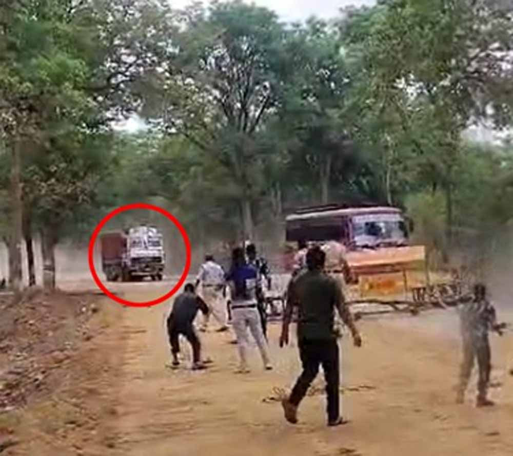 बैरिकेड तोड़कर फरार ट्रक चालक ने मचाया कहर, मोहला-मानपुर में मासूम की गई जान