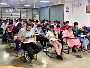 UPSC में सफल आदिवासी विद्यार्थियों से मिले CM साय, ट्राइबल यूथ हॉस्टल के छात्रों को दी बधाई
