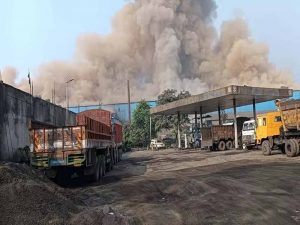 रायगढ़ स्टील प्लांट में बड़ा हादसा, फर्नेस विस्फोट में 4 श्रमिक झुलसे रायगढ़ स्टील प्लांट में बड़ा हादसा, फर्नेस विस्फोट में 4 श्रमिक झुलसे