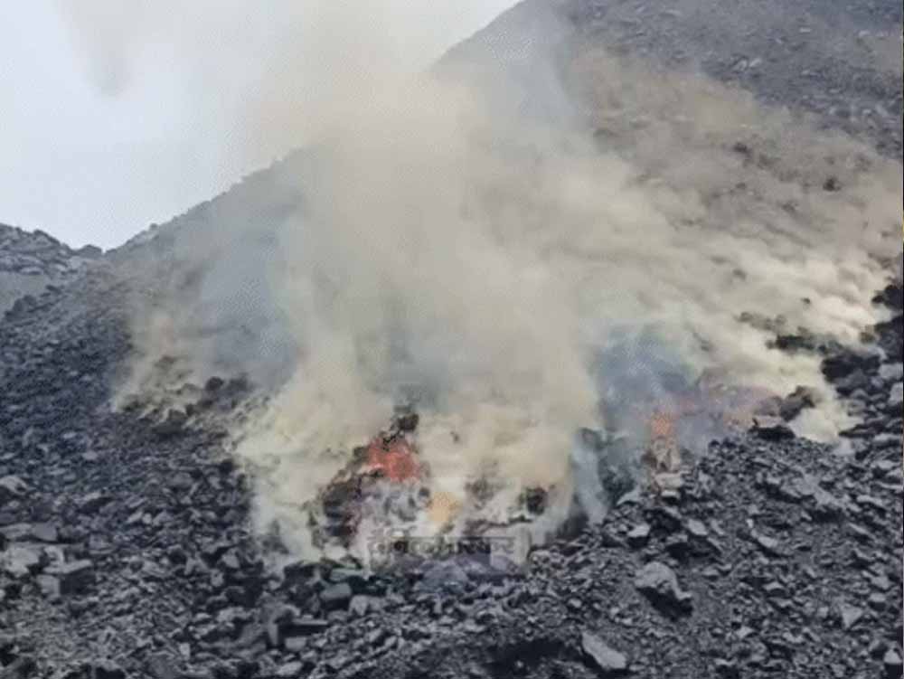 कोयला भंडार में लगी आग ने बढ़ाई चिंता, SECL की टीम दूसरे दिन भी करती रही मशक्कत