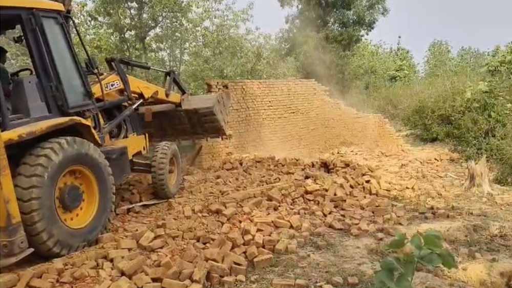 अतिक्रमणकारियों पर सख्त एक्शन, वन क्षेत्र में बने 34 अवैध मकान किए गए ध्वस्त अतिक्रमणकारियों पर सख्त एक्शन, वन क्षेत्र में बने 34 अवैध मकान किए गए ध्वस्त