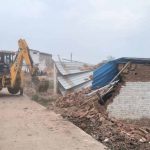 अवैध मकानों को खाली करने के नोटिस पर धमतरी में बवाल, ग्रामीणों ने राजस्व अमले का किया घेराव