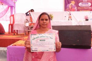 सक्ती की दूरपती की सफलता की कहानी, बिहान योजना के सहारे सिलाई से कमाए 1.20 लाख रुपये सक्ती की दूरपती की सफलता की कहानी, बिहान योजना के सहारे सिलाई से कमाए 1.20 लाख रुपये