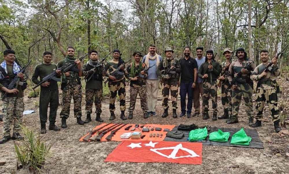 कांकेर में सुरक्षा बलों की बड़ी सफलता, नक्सलियों का हथियार और विस्फोटक जखीरा जब्त कांकेर में सुरक्षा बलों की बड़ी सफलता, नक्सलियों का हथियार और विस्फोटक जखीरा जब्त