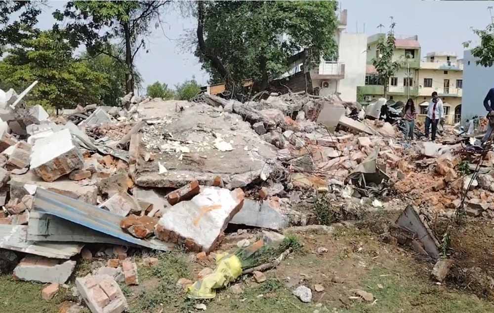 अवैध निर्माण पर सख्त एक्शन, कोर्ट के निर्देश के बाद मदरसे को ध्वस्त किया गया