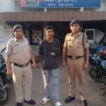 स्टंटबाज की दबंगई! पुलिस वाहन में बनाई रील, लिखा- ‘आज जेल, कल बेल…’ स्टंटबाज की दबंगई! पुलिस वाहन में बनाई रील, लिखा- ‘आज जेल, कल बेल…’