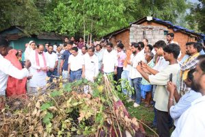 पांच महीनों से निरंतर मिल रहा नल जल, दुगनपाल में जल व्यवस्था का किया गया निरीक्षण पांच महीनों से निरंतर मिल रहा नल जल, दुगनपाल में जल व्यवस्था का किया गया निरीक्षण