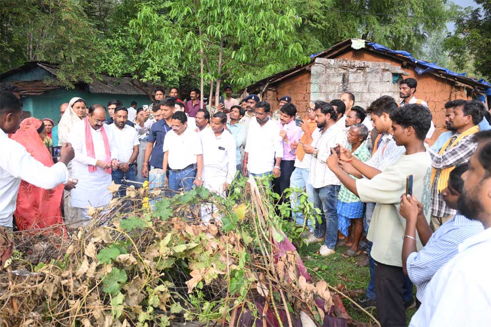 पांच महीनों से निरंतर मिल रहा नल जल, दुगनपाल में जल व्यवस्था का किया गया निरीक्षण पांच महीनों से निरंतर मिल रहा नल जल, दुगनपाल में जल व्यवस्था का किया गया निरीक्षण