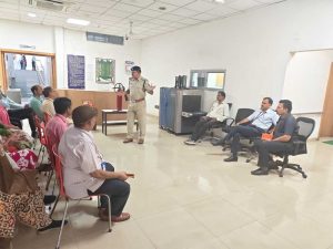 स्वयं को सुरक्षित रखते हुए आग पर काबू पाने की ली ट्रेनिंग