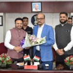 राज्यपाल  रमेन डेका से आज रोटरी क्लब ग्रेटर रायपुर के सदस्यों ने लोक भवन में सौजन्य मुलाकात एवं चर्चा की। राज्यपाल ने उन्हें समाज हित से जुडे़ विभिन्न विषयों पर मार्गदर्शन दिया।